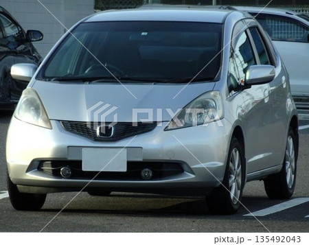 駐車場に並んだ乗用車 135492043