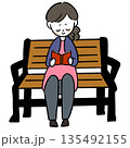 ベンチで読書する女性 135492155