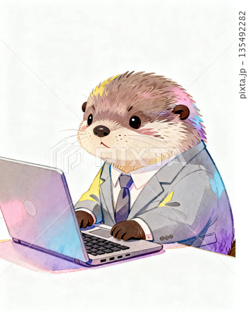 パソコンで仕事しているラッコの会社員 135492282