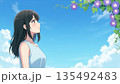 夏空を見上げる女性 135492483