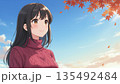 秋の空のもと佇む女性 135492484