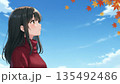 秋の空のもと佇む女性 135492486
