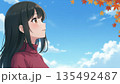 秋の空のもと佇む女性 135492487