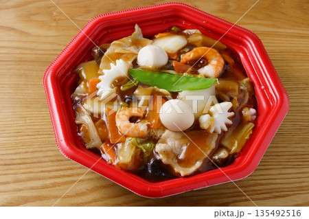 中華丼弁当 135492516