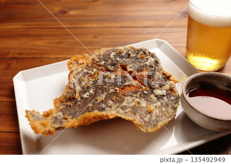 カレイのから揚げとビール カレイのから揚げとビール 135492949