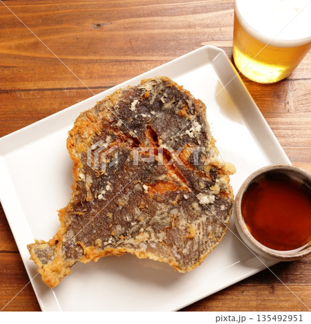 カレイのから揚げとビール カレイのから揚げとビール 135492951
