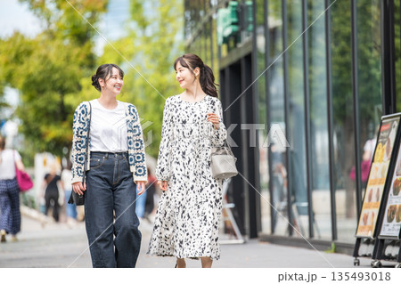大阪を観光する女性二人 135493018