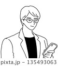 スマホを見ている眼鏡をかけた男性のイラスト(右向き) 135493063