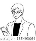 スマホを見ている眼鏡をかけた男性のイラスト(左向き) 135493064