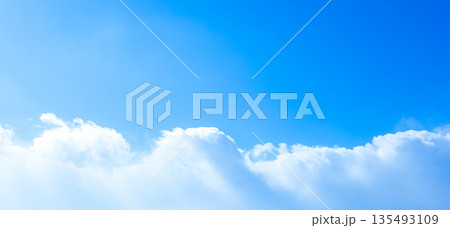 青空と白い雲のシンプルな風景 青空と白い雲のシンプルな風景 135493109