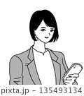 スマホを操作する女性のイラスト(右向き) 135493134