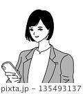 スマホを操作する女性のイラスト(左向き) 135493137