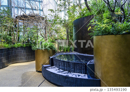 東京都港区 高輪ゲートウェイシティ ニュウマン高輪 28階 展望スペース 翠の庭 (みどりのにわ) 東京都港区 高輪ゲートウェイシティ ニュウマン高輪 28階 展望スペース 翠の庭 (みどりのにわ) 135493190