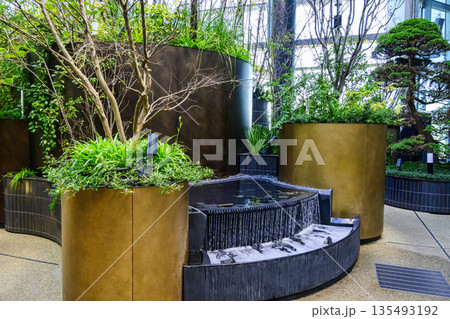 東京都港区　高輪ゲートウェイシティ 　ニュウマン高輪　28階　展望スペース　翠の庭　（みどりのにわ） 135493192