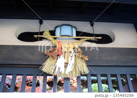 伊勢神宮内宮おはらい町玄関口の注連飾り-1 135493289