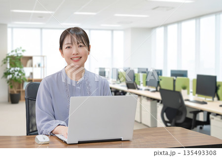 オフィスで働く女性 135493308
