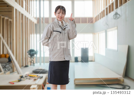工事現場と作業員女性 135493312