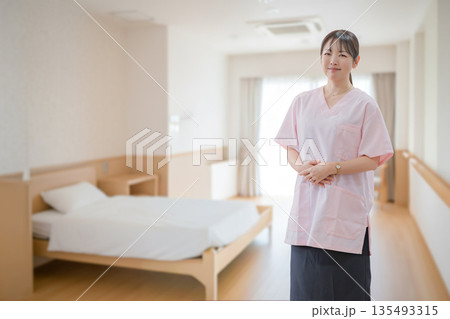 病室と医療女性 135493315
