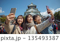 大阪城と記念写真を撮る女性たち 135493387