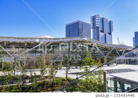 東京都港区　高輪ゲートウェイシティ 　ニュウマン高輪から高輪ゲートウェイ駅の風景 135493446