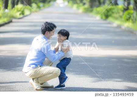 新緑の公園を歩く家族   　  135493459