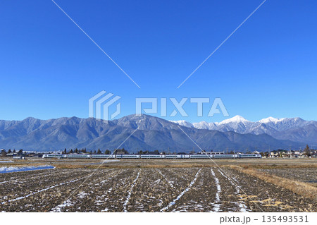大糸線　冬の安曇野を行く特急あずさ 135493531