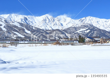 大糸線　冬の白馬山麓を行く特急あずさ 135493535