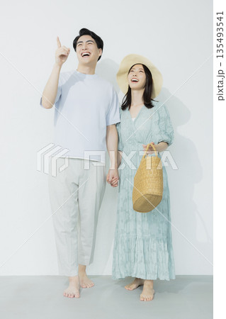 水色のワンピースを着た若い女性 水色のワンピースを着た若い女性 135493541