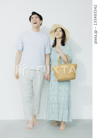 水色のワンピースを着た若い女性　    135493542