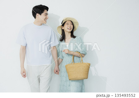 水色のワンピースを着た若い女性　    135493552