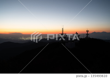 鰐塚山からの星空と町明かりの写真 135493610