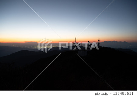 鰐塚山からの星空と町明かりの写真 鰐塚山からの星空と町明かりの写真 135493611
