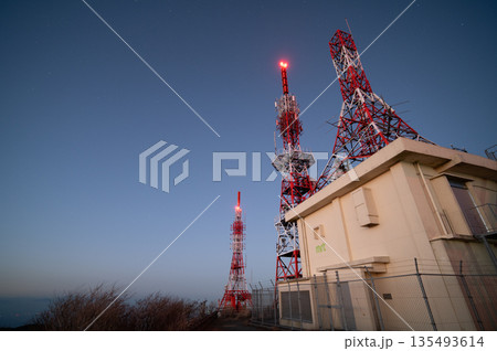 鰐塚山からの星空と町明かりの写真 135493614