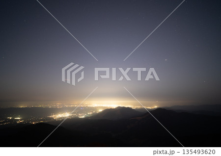 鰐塚山からの星空と町明かりの写真 135493620