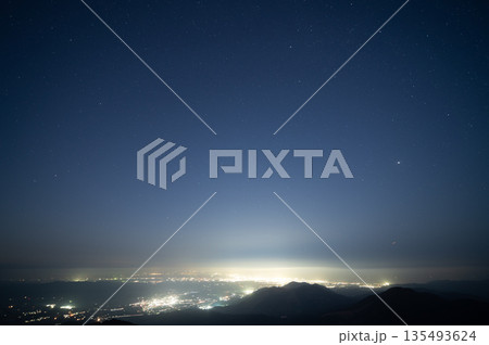 鰐塚山からの星空と町明かりの写真 135493624
