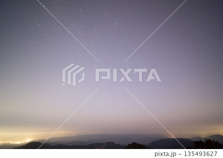鰐塚山からの星空と町明かりの写真 鰐塚山からの星空と町明かりの写真 135493627