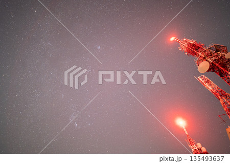 鰐塚山からの星空と町明かりの写真 135493637
