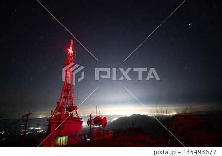 鰐塚山からの星空と町明かりの写真 135493677