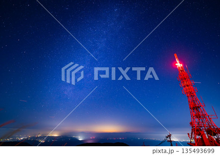 鰐塚山からの星空と町明かりの写真 鰐塚山からの星空と町明かりの写真 135493699