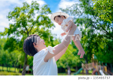 新緑の公園と親子 135493737