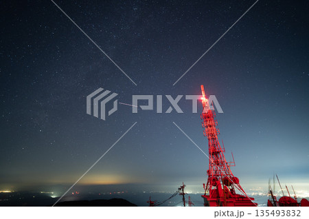 鰐塚山の電波塔と星空写真 鰐塚山の電波塔と星空写真 135493832