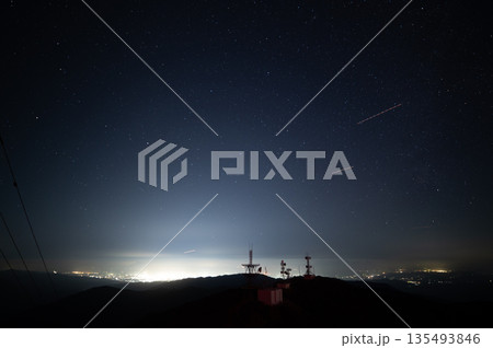 鰐塚山の電波塔と星空写真 鰐塚山の電波塔と星空写真 135493846