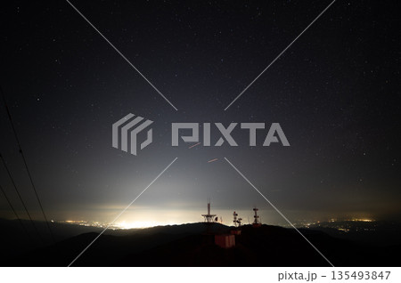 鰐塚山の電波塔と星空写真 鰐塚山の電波塔と星空写真 135493847
