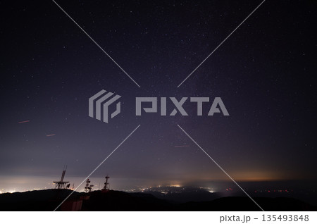 鰐塚山の電波塔と星空写真 鰐塚山の電波塔と星空写真 135493848