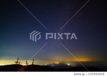 鰐塚山の電波塔と星空写真 135493849