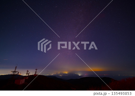 鰐塚山の電波塔と星空写真 鰐塚山の電波塔と星空写真 135493853