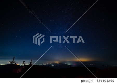 鰐塚山の電波塔と星空写真 135493855