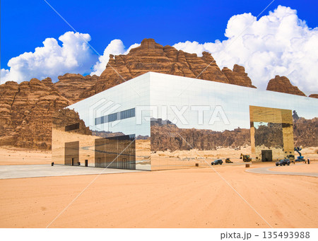 鏡張りの異様な建築・マラヤ・コンサートホールの絶景 135493988