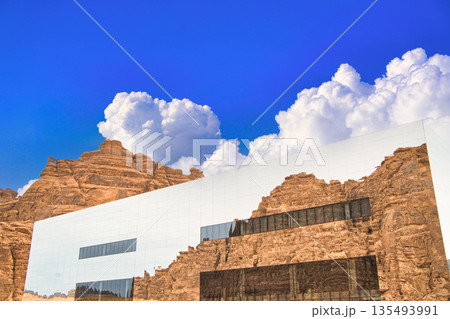 鏡張りの異様な建築・マラヤ・コンサートホールの絶景 135493991