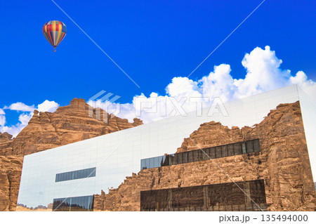 鏡張りの異様な建築・マラヤ・コンサートホールの絶景 135494000